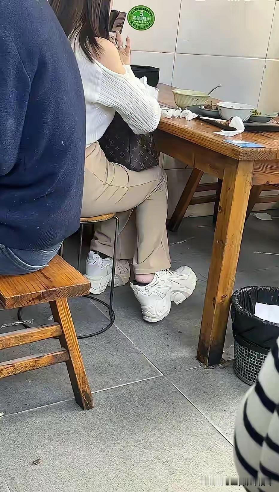 真的很难想象一个连吃饭都不忘补妆的女人，穿增高鞋竟然都不穿袜子的，而且看她的脚后