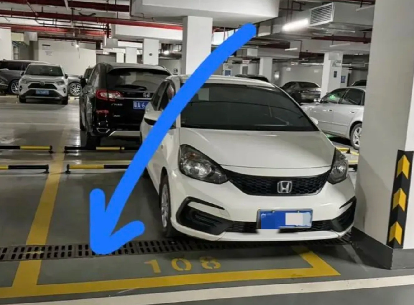 半个车位引发的邻里猜想与生活思索最近，我遭遇了一件让我满心疑惑的事儿。我花了整