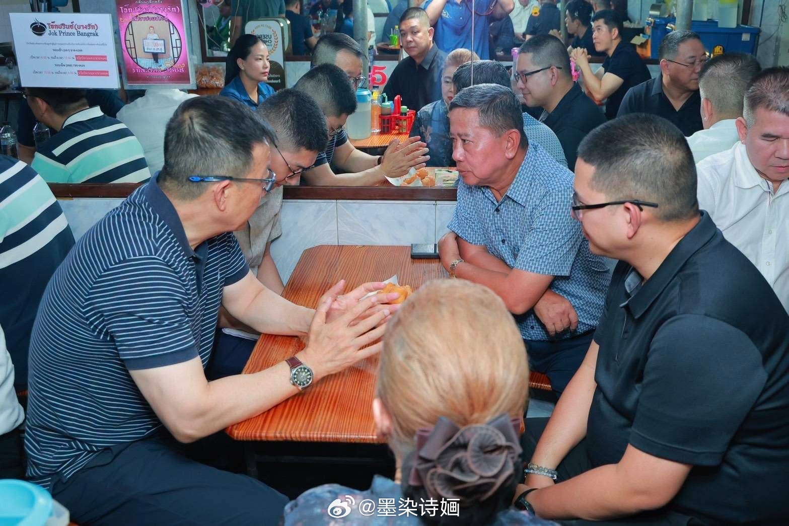 董军2026.07.26和泰国方丈在曼谷邦拉克区的JokPrince餐