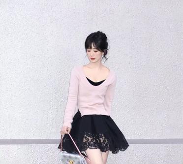 看她穿着粉色毛衣和蓬蓬蕾丝裙的那一刻，心就被悄悄骗了啊。32岁的杨紫，竟然把“