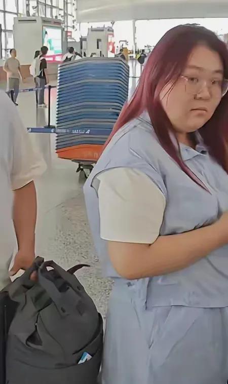 记住这丑恶的嘴脸吧机场值机柜台前，女人的动作比骂声还快2025年近期