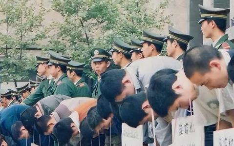 1983年，解放军战士刘福云回老家唐山探亲。1983年8月的唐山，4路公交车