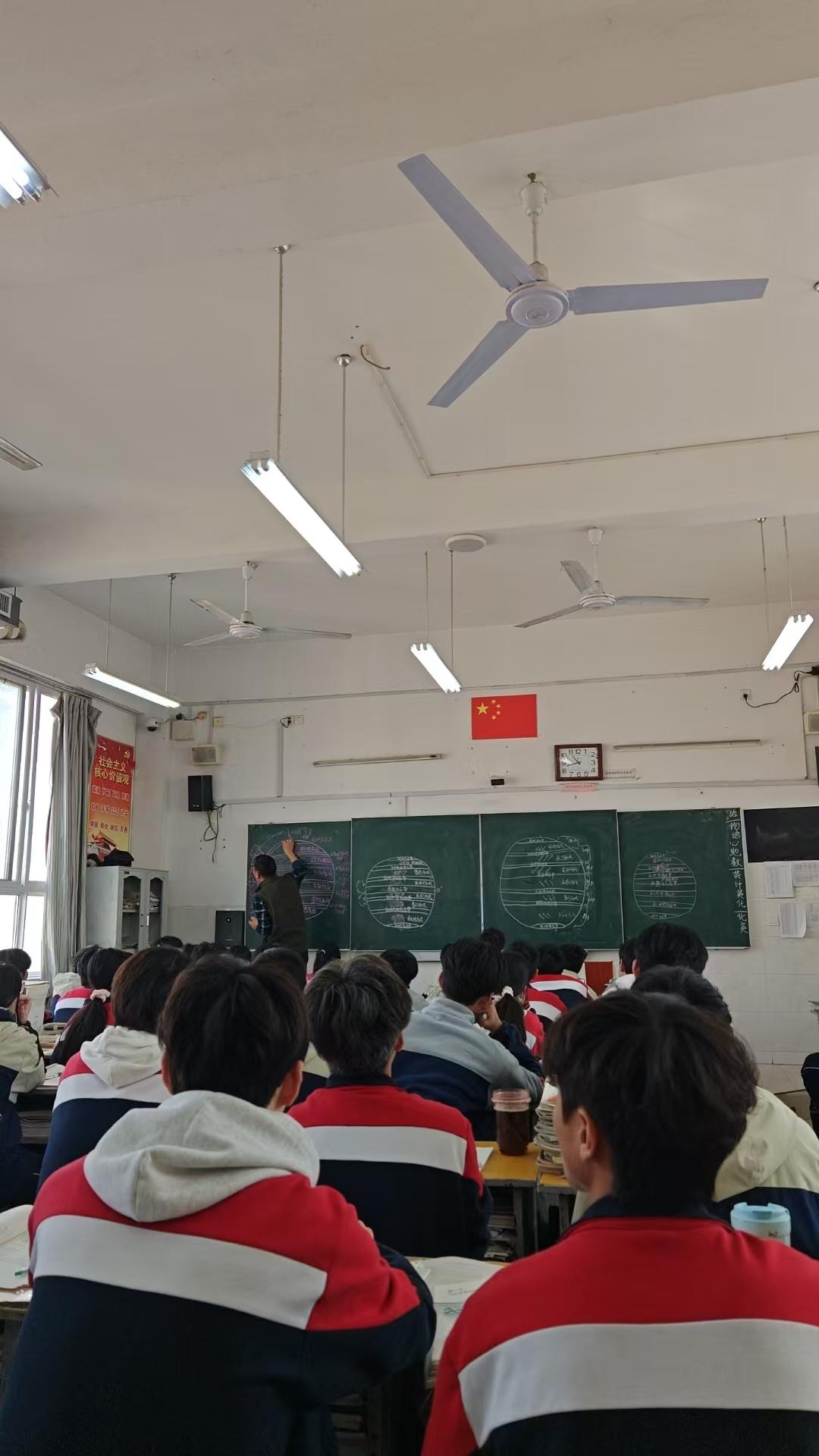高中都说她带班数学成绩好，秘诀就一个字：“狠”。但这“狠”，不只是狠在让孩子多