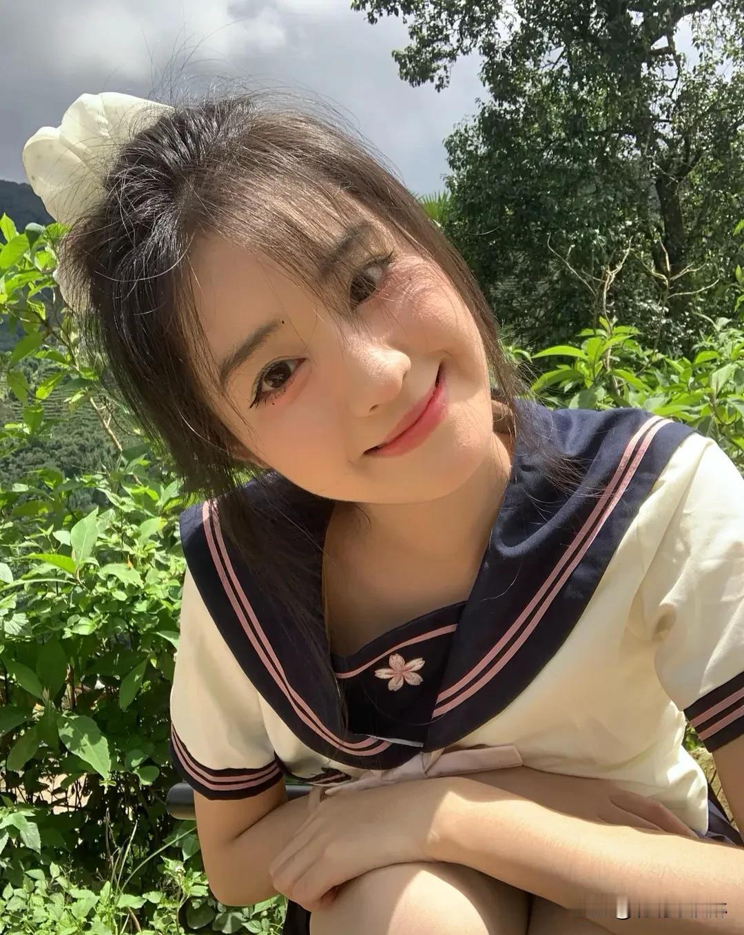 元气少女的日常碎片阳光下蹦跶，笑容甜过奶茶！发夹歪了也超可爱～