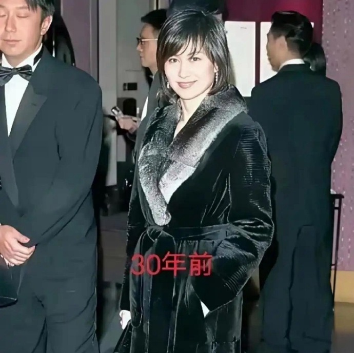 这件貂大衣，何超琼一穿就是30年！这件大衣是陈百强送给何超琼的，据说这件貂当年价