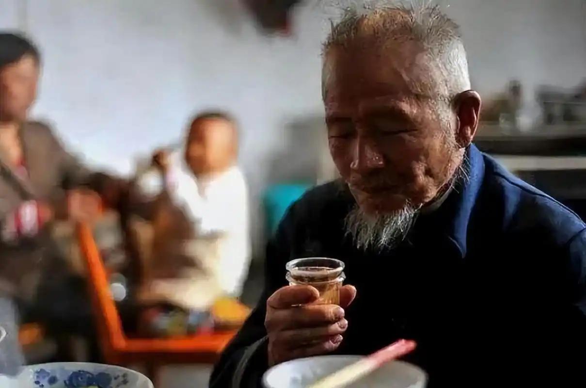 研究发现：老人若戒掉喝酒，不出半年时间，身体或会有这5个改变不少老人嘴上说喝