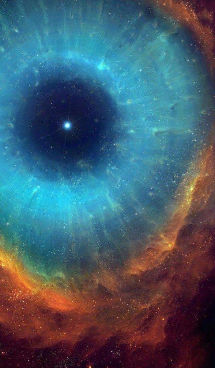 NGC7293星云，位于距离我们650光年的宝瓶座，是一个典型的行星状星云，形