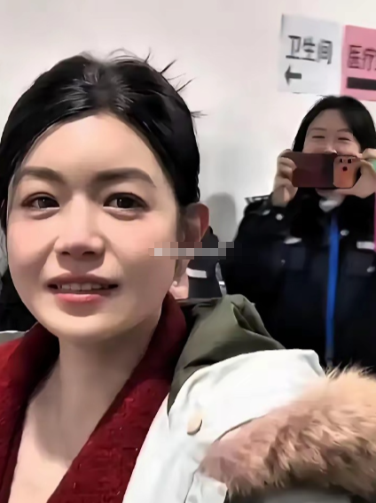 40岁脸没垮，她只做3件事​​陈妍希在央视镜头里没滤镜，苹果肌还在线。​​不