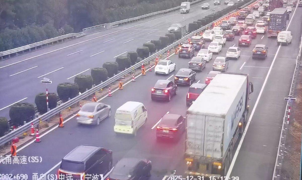 【南站周边车流量大，宁波天一广场和城隍庙开始堵了】南站周边车流量较大，天一广场