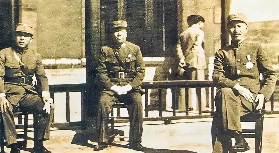 1936年，张学良、杨虎城与前来视察的蒋校长合影，三人看起来像是在坐着谈事，也从