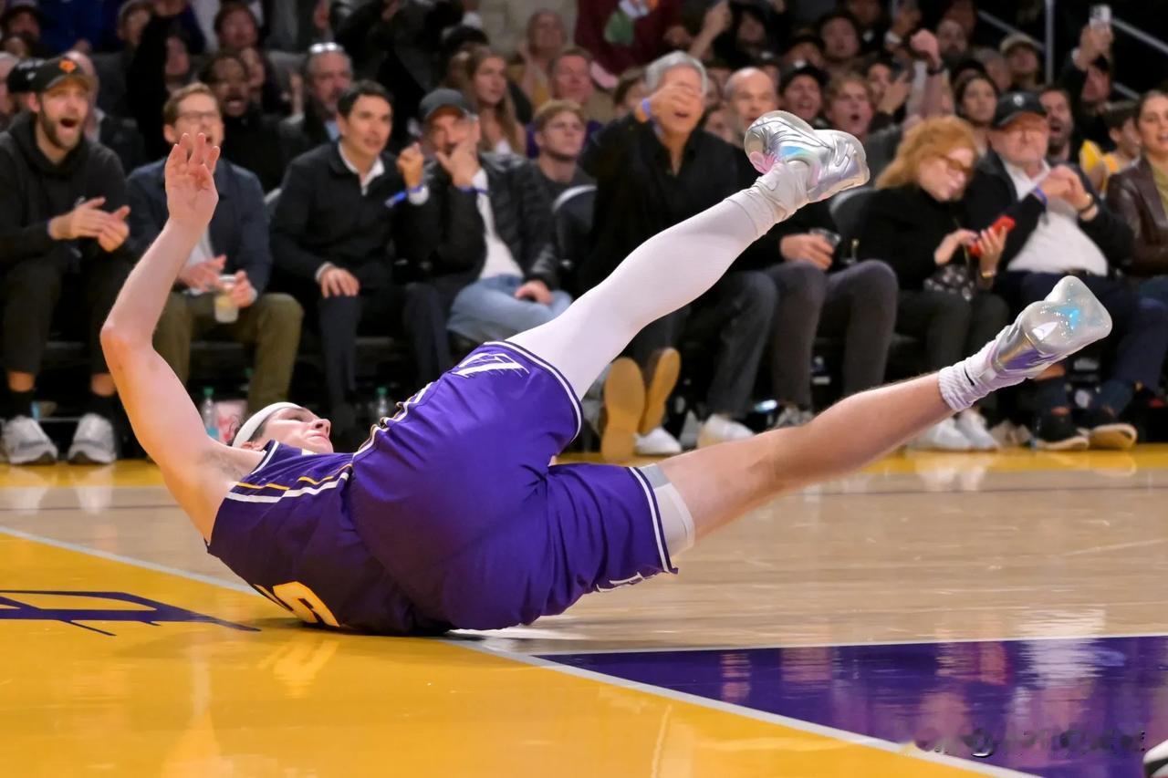 昨天湖人队在圣诞大战中主场96-119惨败火箭队，遭遇本赛季首次三连败。更糟糕的