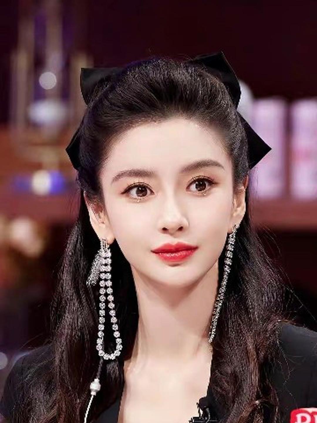 1.阿瑟在父母眼里一直比较单纯。相比父母年轻时经历过更多娱乐圈环境，他的成长经