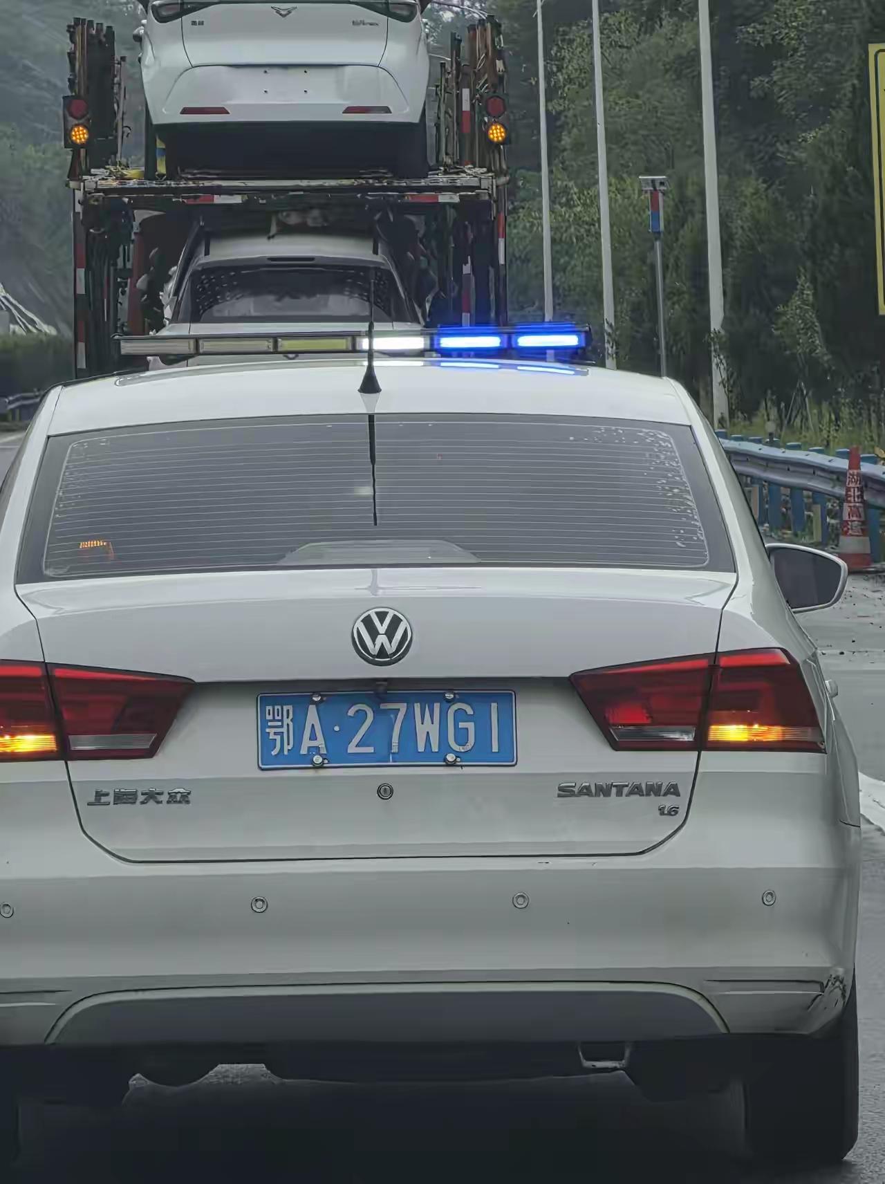 车顶警灯🚨闪烁，牌照却是地方牌照，假警车还是真警车，这是什么操作？有人说这