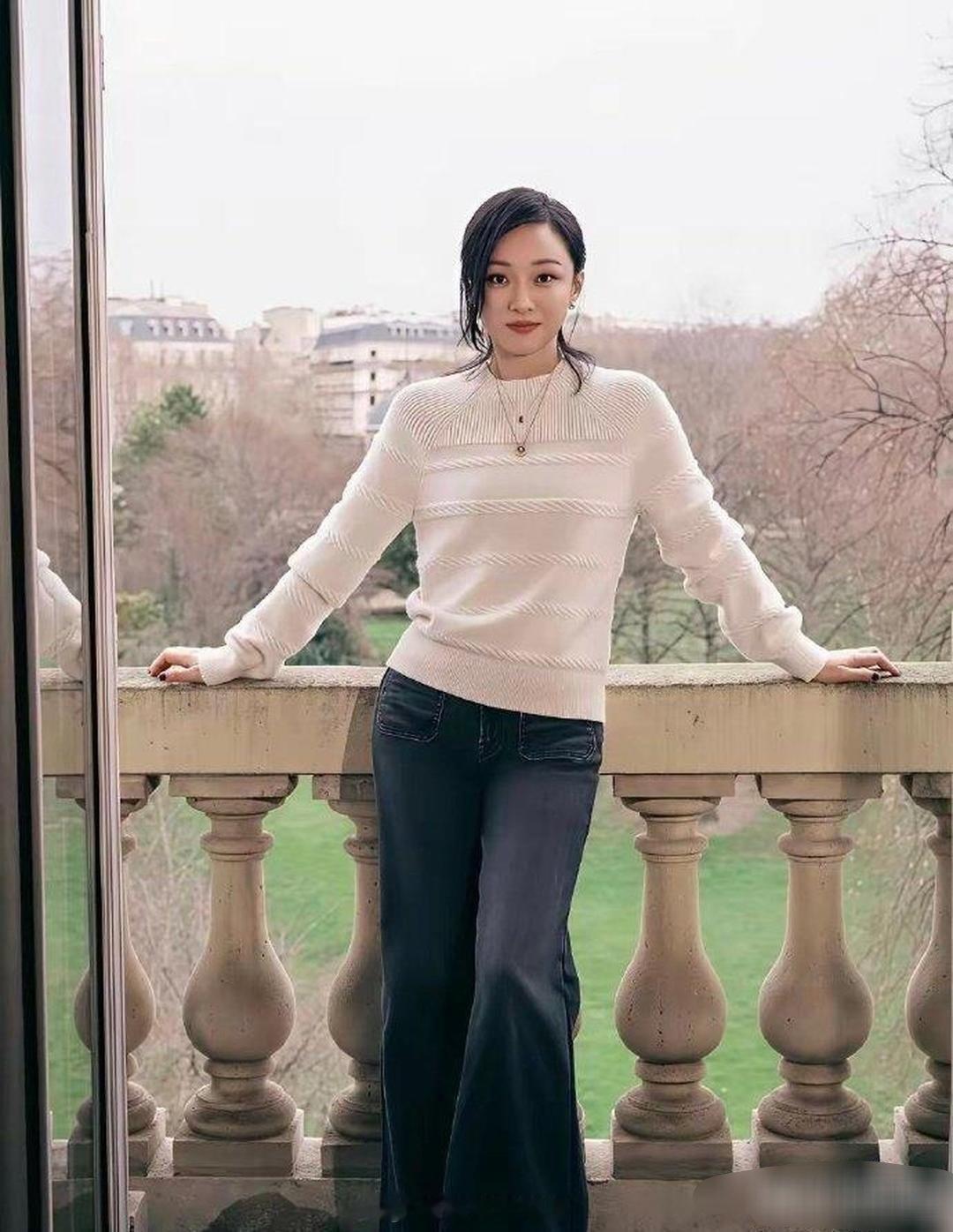 周迅在巴⁠黎的这组照片，状态也太绝了吧，看‎起来就像﻿﻿18岁的少女，﻿真的‏太