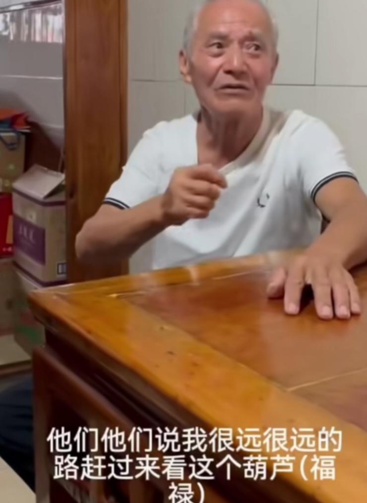 绍兴葫芦又挂上去了葫芦爷爷接受采访道出心声，葫芦爷爷说，每天都有很多游客远道而