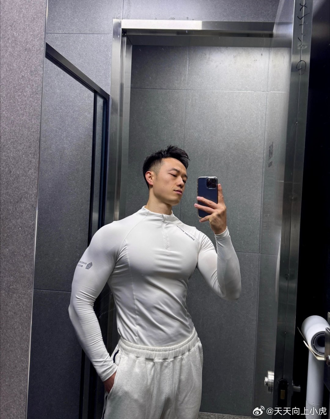 腰不好的人多去练练臀健身健身餐白色运动裤运动上衣显身材，显块大。