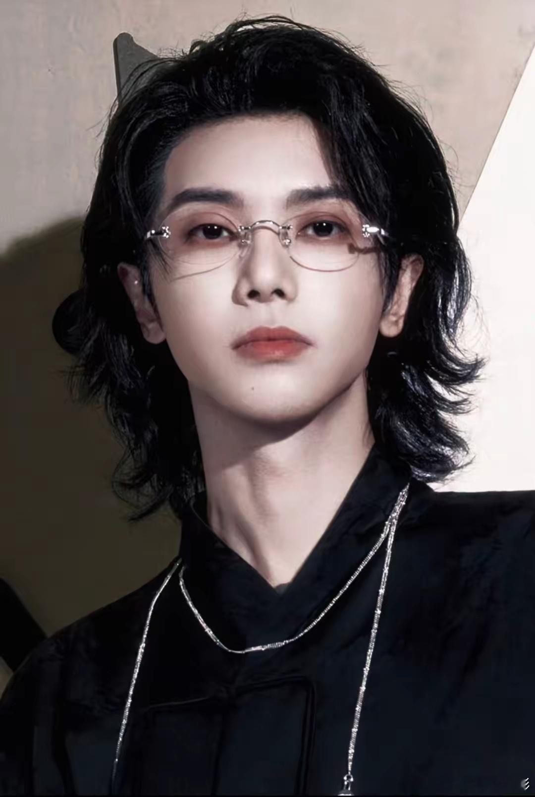 如果世界上有后悔药，最先抢着吃的肯定是华晨宇。他千不该万不该，不该没有考虑实际环