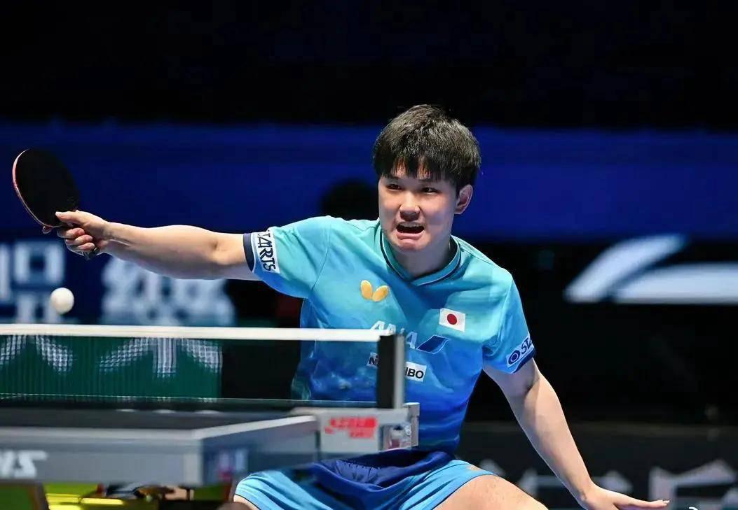 一声澎湃的怒吼，世界顶级直板名将决胜局出局。先是赢了国乒周启豪，后来输给了张