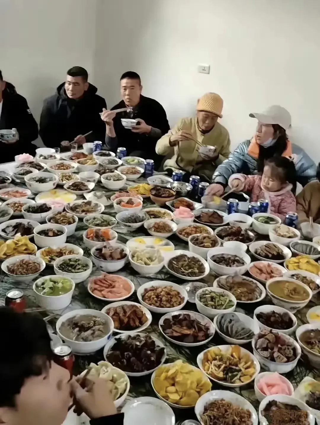 我的个乖乖！云南一家老小43人吃年夜饭，桌上摆了108碗菜，这年夜饭真的好丰富，