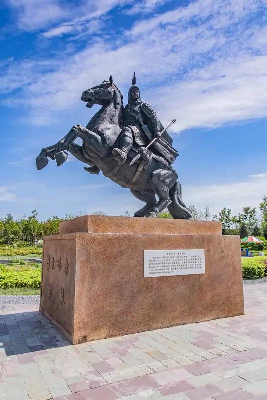 努尔哈赤算是清朝的皇帝吗?努尔哈赤是清朝的奠基人，但生前并未称帝（皇帝），他