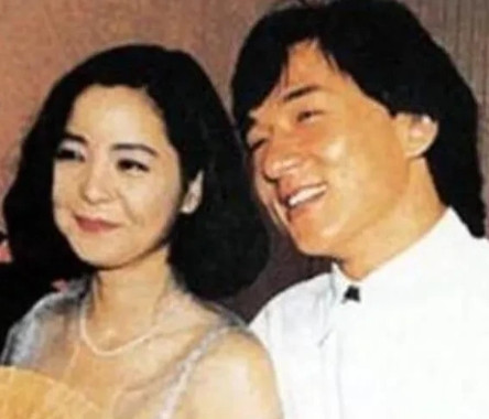 1980年，邓丽君在和成龙分手后，留下了一首歌。歌词里赫然写着：“你心里根本没有