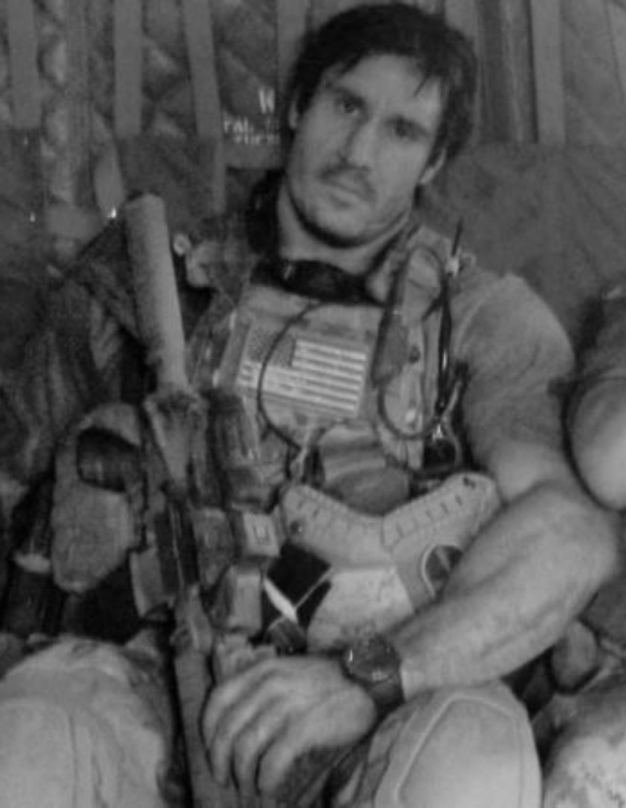 前海豹突击队第六分队（DEVGRU）队员埃迪·彭尼身着军装20年，先是海军陆战队