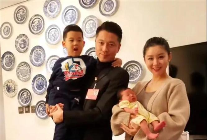 在娱乐圈这个纷繁复杂之地，王雷一家四口宛如一股清流。他与妻子感情深厚，彼此忠诚，