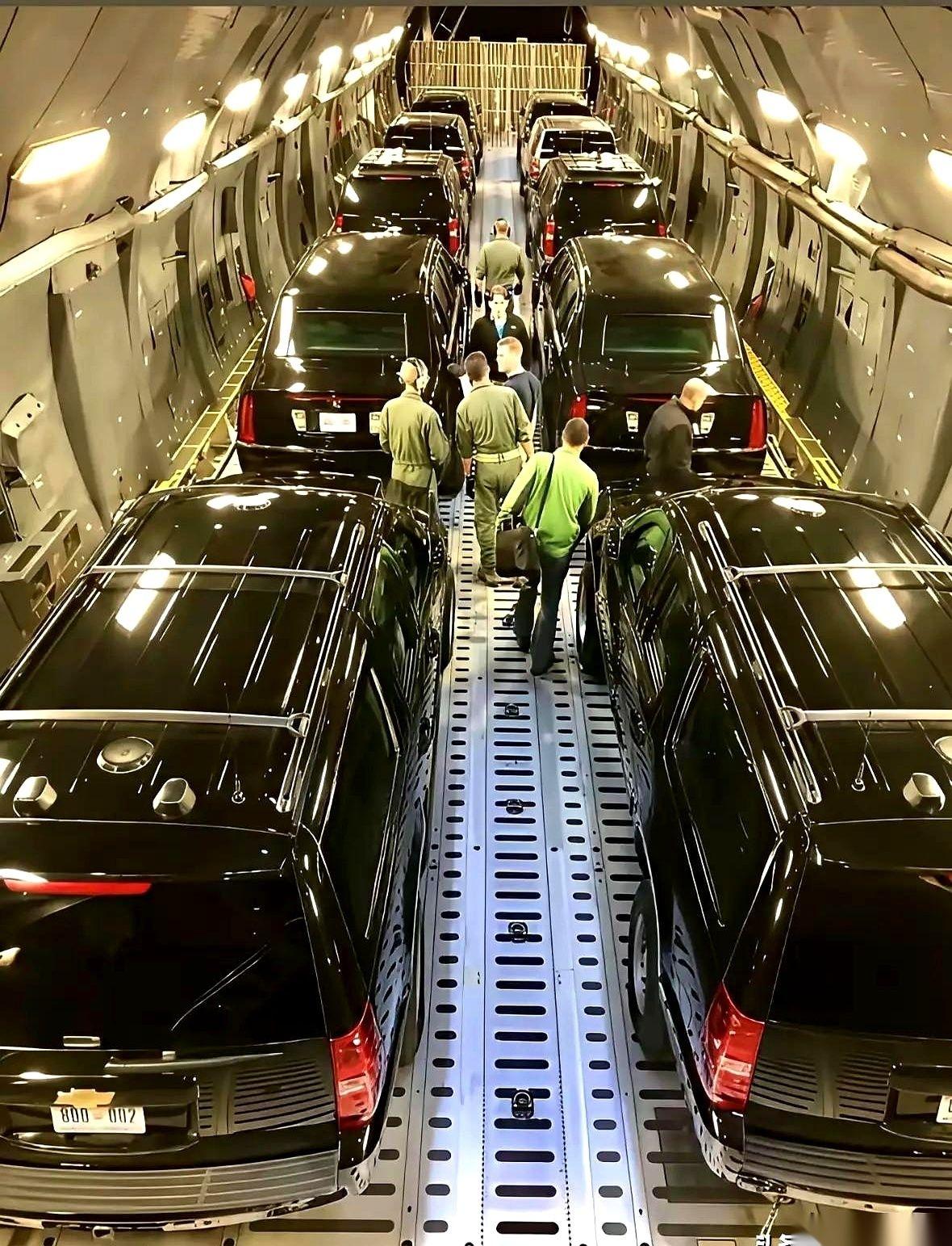 美军C-17运输机，四个引擎轰鸣着砸在巴基斯坦的跑道上。舱门大开，先下来的不是