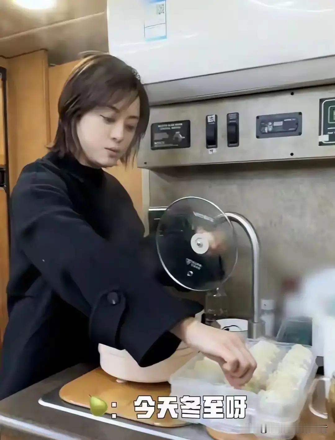 别再信女明星靠饿瘦了。横店盒饭早升级了。85%的剧组合同里，直接写着体重数