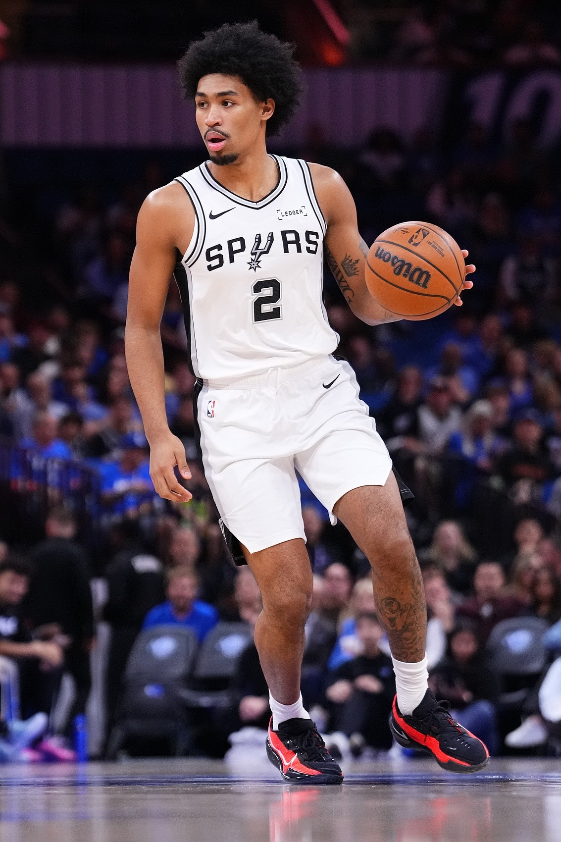 🤔福克斯：哈珀阅读比赛能力极强，他的影响力贯穿攻防两端近日，马刺球员达龙-福克