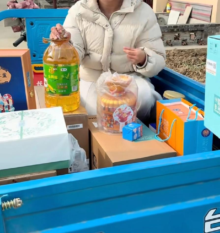 刘强东年货发的啥？光明村女网友实拍，洋河海之蓝、梦之蓝，2部1799元oppo