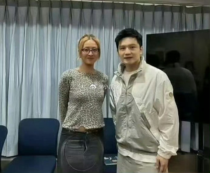 毫不夸张，这条裙子我看了三遍。至今我还怀疑她是否穿反了。