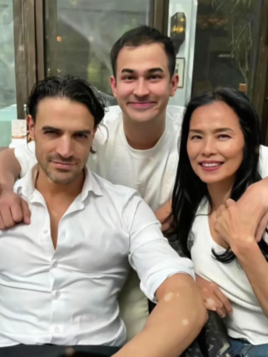 如果你以为这是一家三囗你就错了？很多人肯定会认为这是韦唯和丈夫儿子的合影，其实不