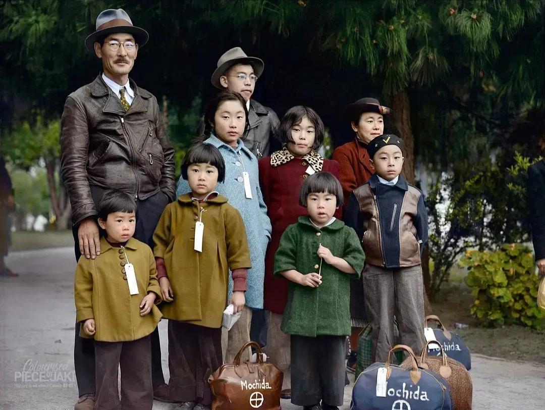 1942年5月8日，日军偷袭珍珠港之后，日裔美国人持田家族在加州等巴士前来将他们