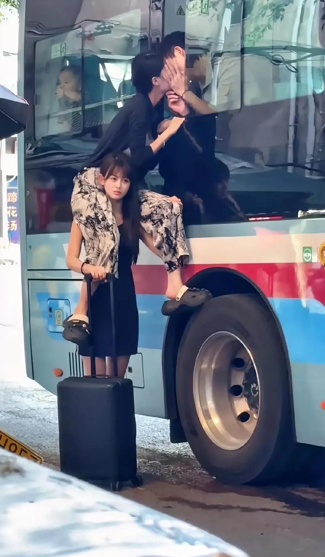 闺蜜成了美女成功路上的垫脚石[无奈吐舌]