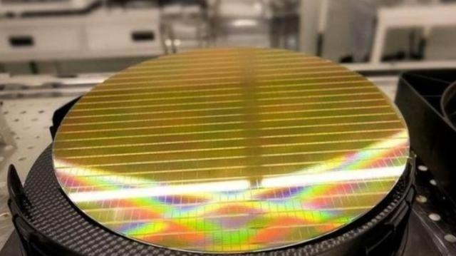 美利坚：绝不允许，使用美国技术的光刻机，卖给中国。中国：绝不允许，使用中国稀土的