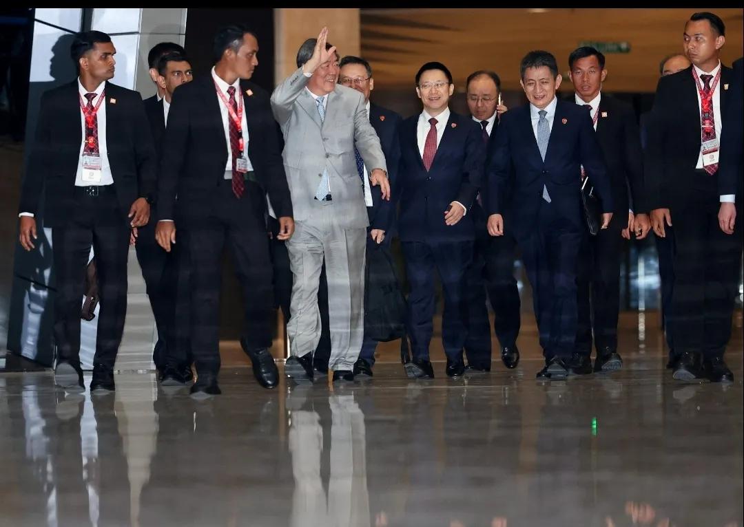 意气风发，出征猎虎。东大谈判代表走路带风、春风拂面、自信满满，明知山有虎偏向虎山