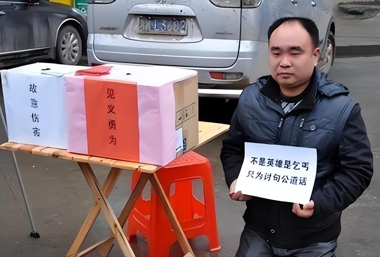 2012年，一位男子见义勇为抓小偷，本以为会受到警方的表彰，没想到，最后竟等来了