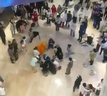 山西长治万达广场一女子从四楼纵身一跳，结束了自己的生命……现在的社会压力太大了…