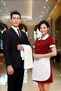 隔壁街火锅店的小李揉着酸痛的腰嘟囔：