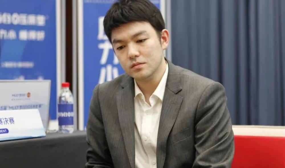 刚刚结束的中国大棋圣战半决赛，李轩豪执白半目战胜辜梓豪，尽显大棋士风范！作为