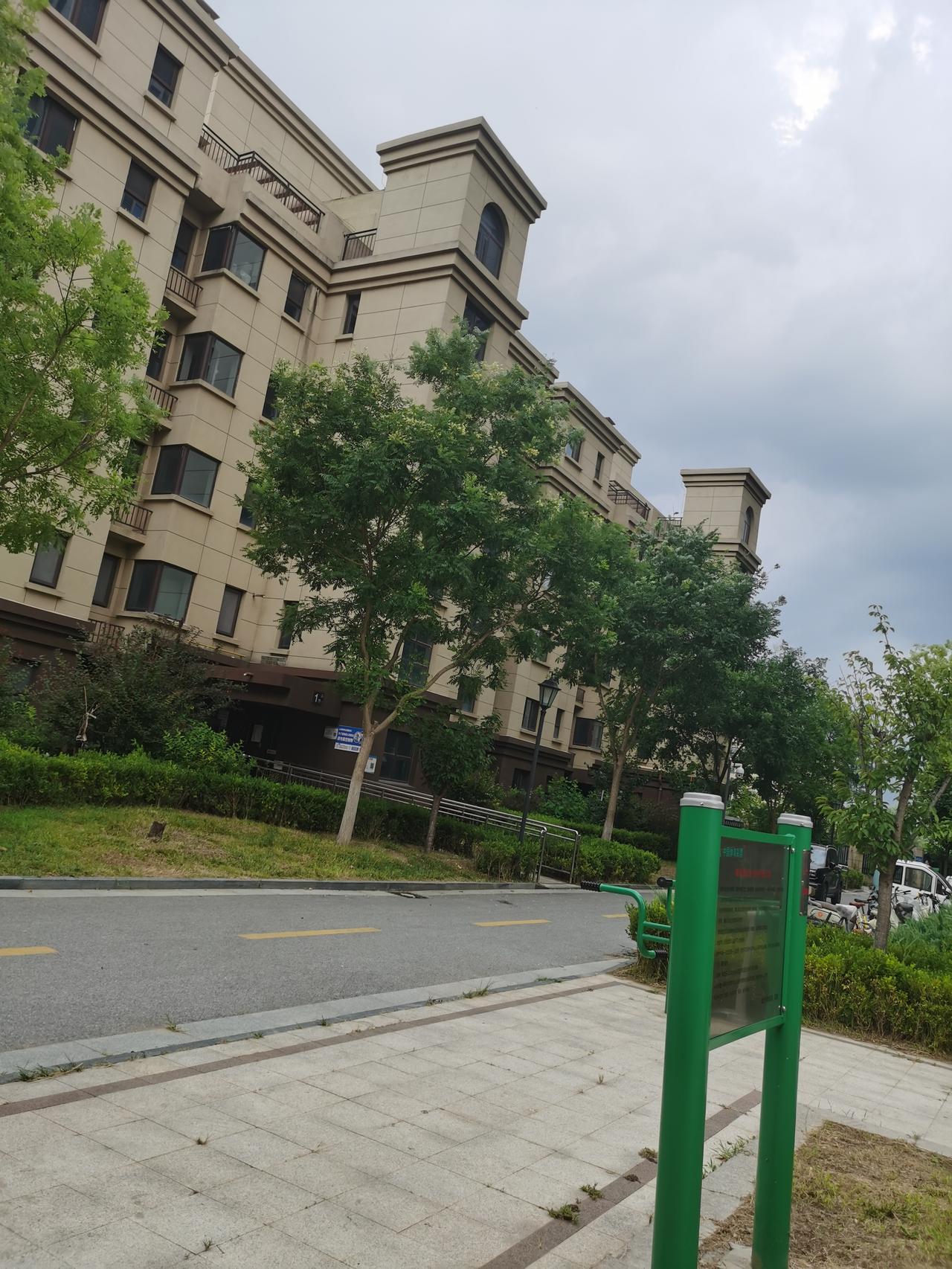 好久没关注房子了，昨天路过中介一看，跟我同类型的房子，已经跌了一百多万，意味着，