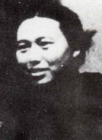 1934年，17岁的女红军李开芬被当做特务，拉到刑场上枪毙。就在这危急时刻，政治
