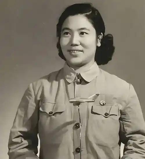 1953年，常香玉率团赴朝慰问志愿军。时任志愿军领导的王平上将，专门向她敬酒：“