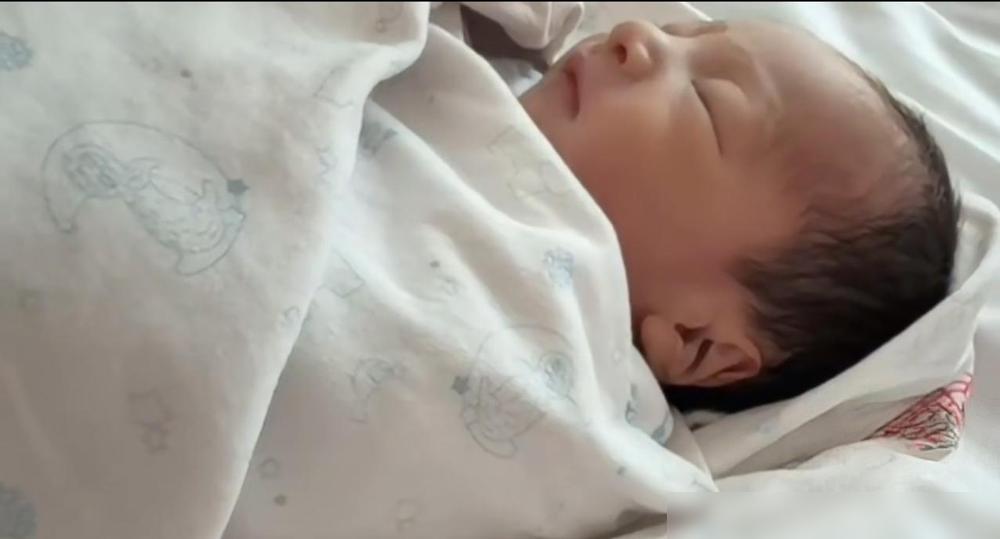 那个满世界发疯的汪小菲，竟然悄悄地就把人生这盘棋下活了。你还记得吧？直播间