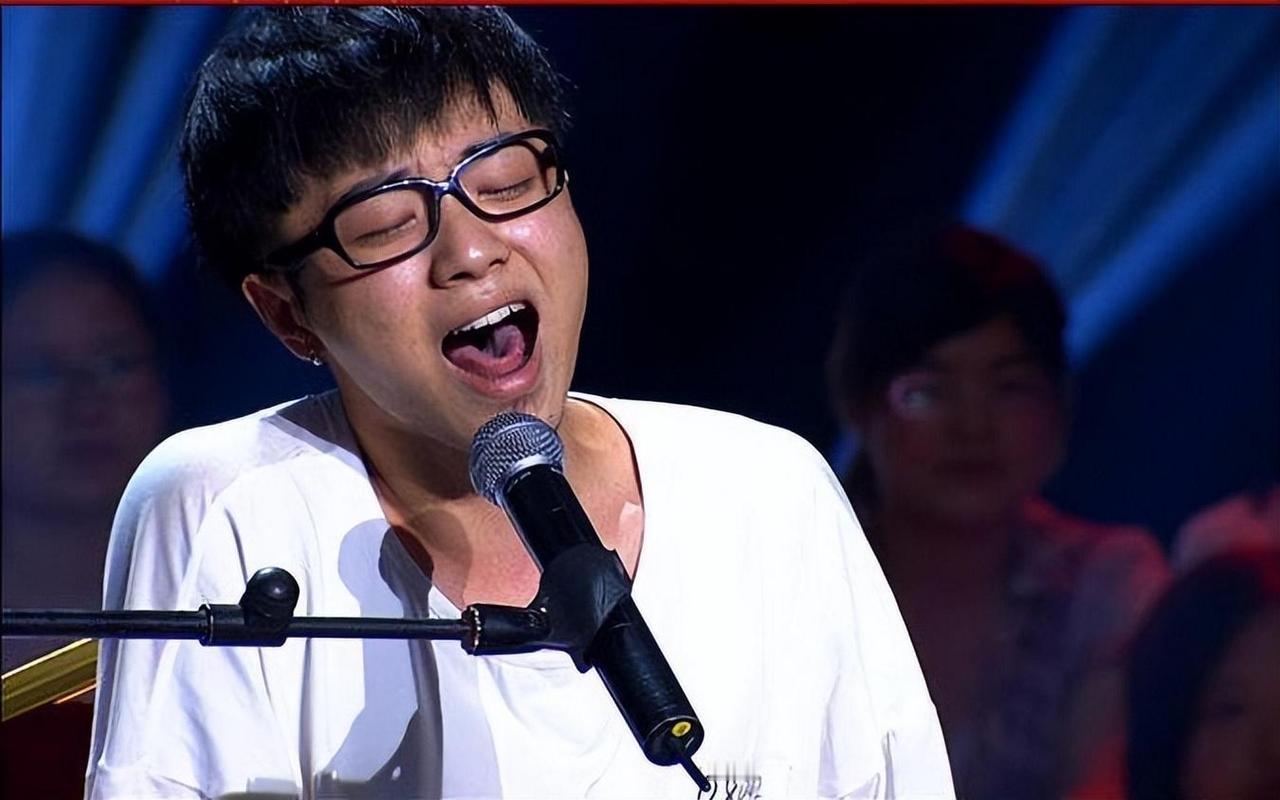 粉丝对华晨宇的夸赞：华晨宇永远的神，内娱独一份。开口即封神，现场稳到离谱。