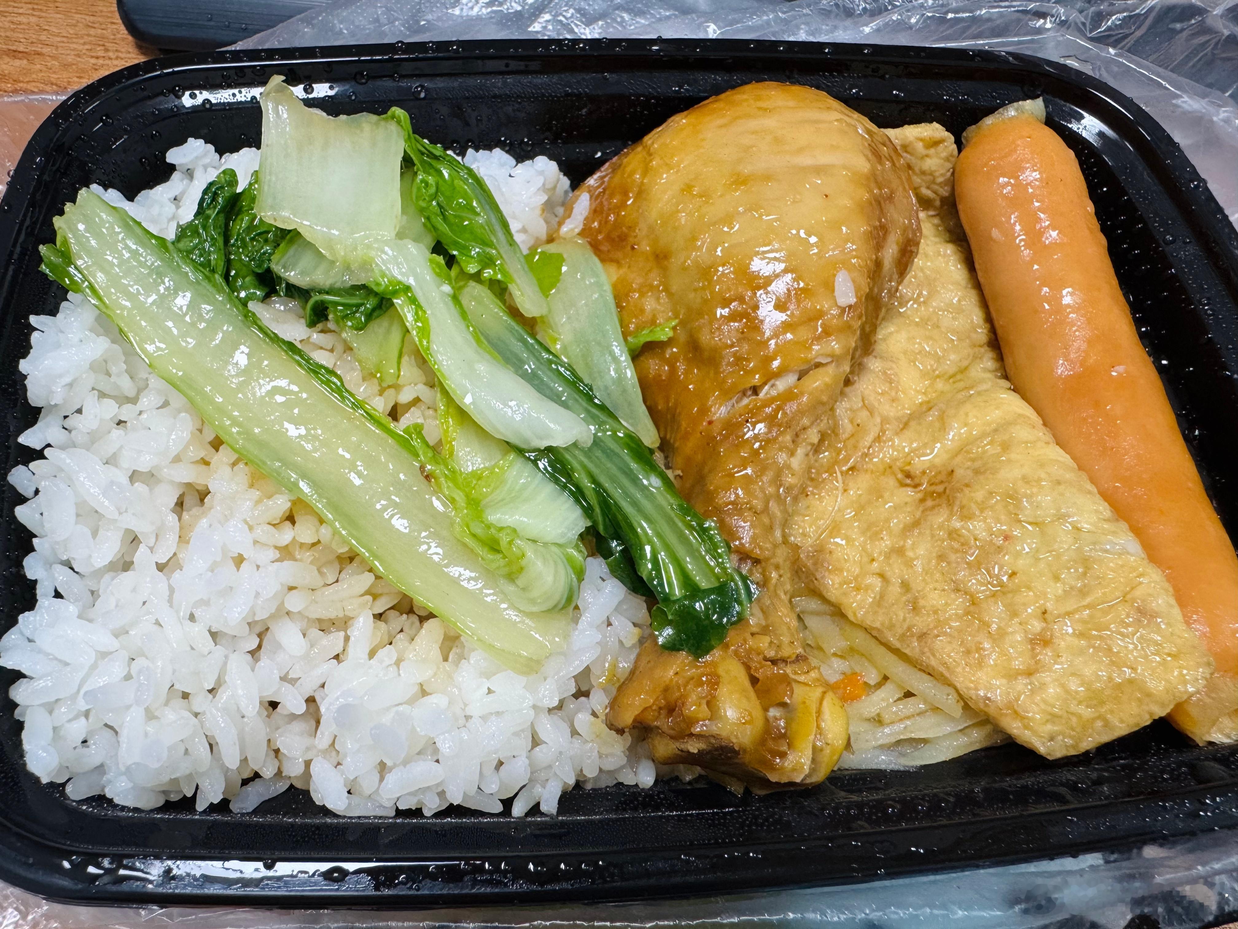 沙县小吃的鸡腿饭，就是一份很好的平替减脂餐。偶尔不想做饭又不想放纵，不用刻意点一