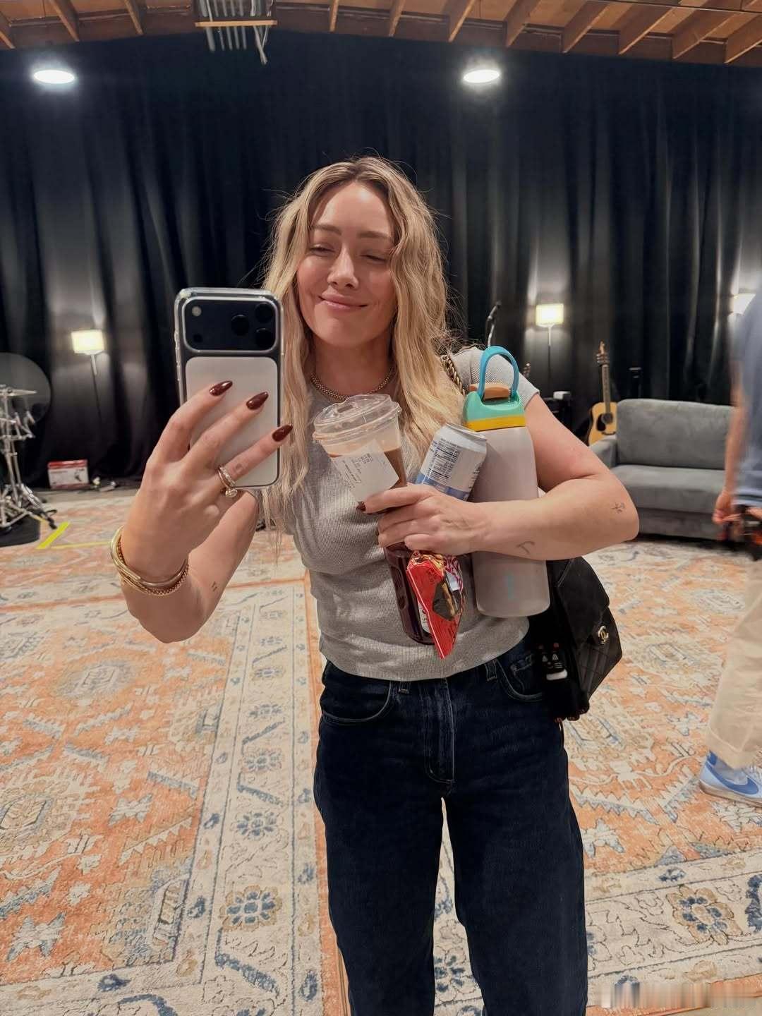 Hilaryduff希拉里达芙分享家庭照和年终总结：四个孩子各有成长，自己录了