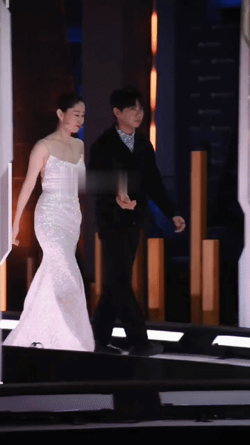 刘敏涛一上台，江疏影瞬间没了气势，刘敏涛这一身气场还是很强大的，大红唇，大背头，