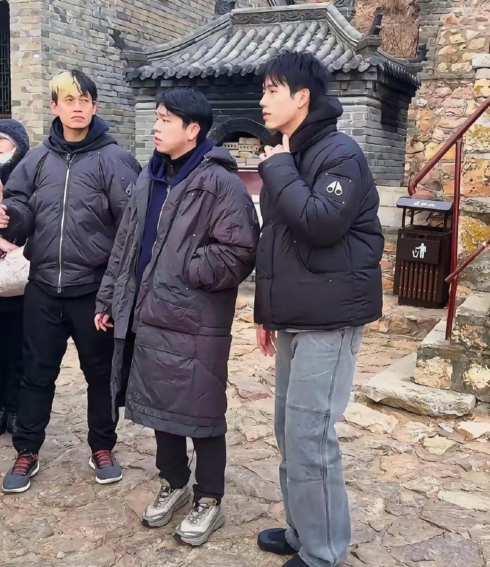 陈凯歌的27岁大儿子陈雨昂和25岁小儿子陈飞宇到大孤山祈福，两兄弟一个像爸爸，一